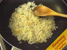 5) Порезать лук мелкими кубиками, измельчить чеснок. Спассеровать лук с чесноком на сковороде в растительном масле в течение одной минуты. 