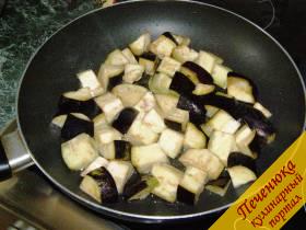 3) Обжаривать баклажаны на сковороде в растительном масле без запаха. Жарить баклажаны нужно частями до появления золотистого цвета.  