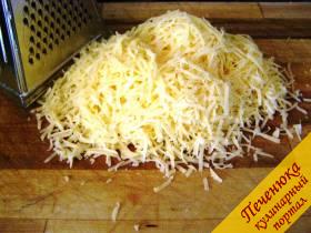 5) Твердый сыр потереть на крупной терке. 