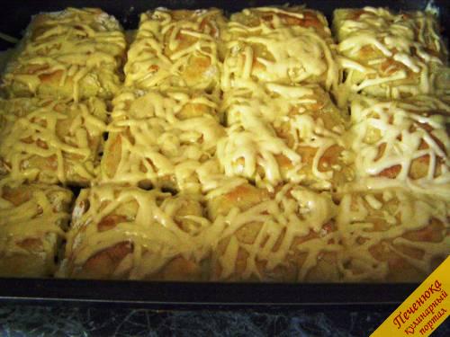12) Поставить противень с картофельными квадратиками еще раз в духовку примерно на 2 минуты, чтобы сыр расплавился. 