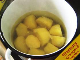 1) Картофель вымыть, очистить и сварить в соленой воде. 