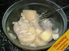 2) Затем воду слить, а сваренный картофель растолочь в миске до состояния пюре. 