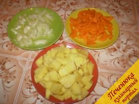 2) Пока подготавливается бульон, нарежьте вторую половинку морковки кружочками, полголовки лука полукольцами и картофель кубиками.