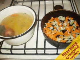 3) Морковь и лук слегка обжарьте на сухой сковороде до золотистого цвета.