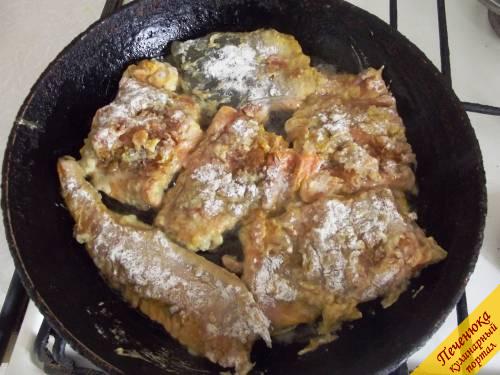 8) Любую рыбу надо жарить на раскаленной сковороде с маслом. Если положите на холодную, она просто прилипнет ко дну.