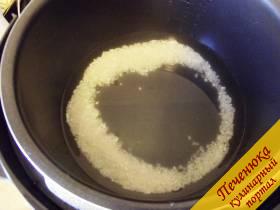 1) Начните с приготовления риса. Просто вымойте его и поставьте варить - можно в обычной кастрюле, можно в мультиварке.