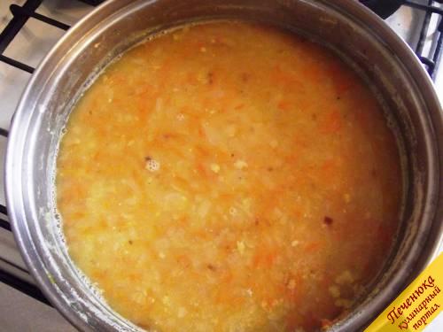 9) Готовый гороховый суп с копченой курицей в итоге выглядит очень аппетитно: ярко-желтый, без пены и с восхитительным ароматом. 