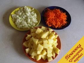 2) Пока горох мокнет, приготавливаете все остальные ингредиенты: картофель режьте кубиками, морковь - на терке, лук - мелко порезать.