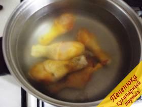 3) Копченую курицу поставить варить. Не обязательно брать голень - это может быть и бедро, и крылышки, и грудка. Мясо должно покипеть около получаса. Ставьте его варить уже тогда, когда горох достаточно размок.