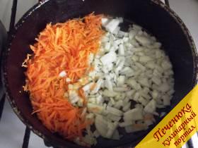 6) Пока горох кипит, делаем зажарку из моркови и лука.