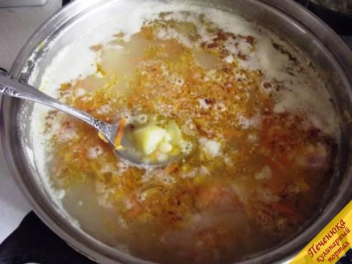 8) Будущему гороховому супу с копченой курицей дать покипеть еще минут 15, после чего отправить туда картофель и зажарку. Некоторые хозяйки не кладут в гороховый суп картошку. Мне же он кажется пустым, если не заправить его привычным картофелем. Только поменьше - 1-2 картофелины.