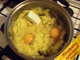 3) Когда картошка сварится, слейте воду, истолките ее, добавьте сливочного масла и дайте слегка остыть, чтобы рука спокойно терпела. А потом уже добавляйте сырые яйца. На отваре можете потом сварить какой-нибудь суп, приготовить соус к другому блюду или просто вылить.