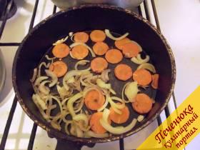 4) Пока варится наш ароматный, но постный бульон, готовим нечто, напоминающее зажарку. Только масла добавляем совсем чуть-чуть и почти на сухой сковороде поджариваем лук и морковь. 