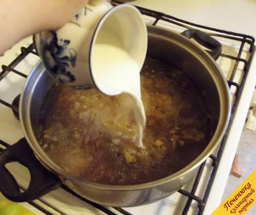 8) Далее идет шаг, который при желании можно пропустить: добавляем (или не добавляем) в суп стакан жирных сливок.