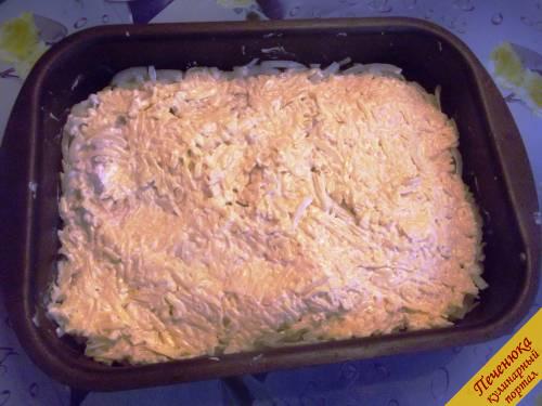 10) Сыр тоже равномерно распределяем поверх лука и все это великолепие отправляем в духовку примерно на полчаса при температуре 180 градусов.