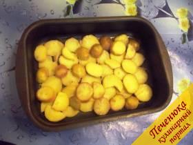 4) Форму для запекания смажьте маслом и выложите слой картофеля.