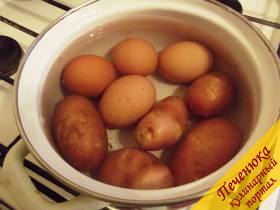 1) Для начала поставим варить яйца и картофель. Можно в одной кастрюле, только яйца достать минут через 8-10 после закипания, а картофелю дать покипеть минут 15-20. 