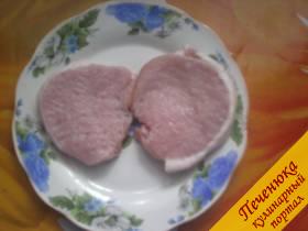 3) Кусочки мяса отбиваем и придаем им круглую форму. По желанию, стейки можно поперчить и посыпать специями.