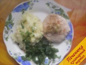 5) Готовый бифштекс подают с гарниром из вареных овощей, отварного риса, гречки, картофеля. К мясу можно подать жареный лук, зелень.