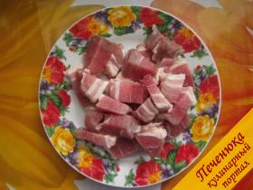 2) Нарезаем мясо небольшими кубиками длиною 2,5-3 см.