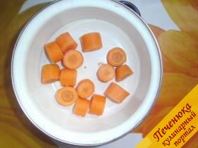 2) Подготовленный корнеплод нарезать небольшими кубиками. Овощ сложить в небольшую кастрюльку, добавить немного сахару, соли и залить водою так, чтобы морковь была только слегка прикрыта водою. Кастрюлю накрыть крышкой и варить на маленьком огне 30-50 минут. В процессе варки воду можно понемногу доливать.