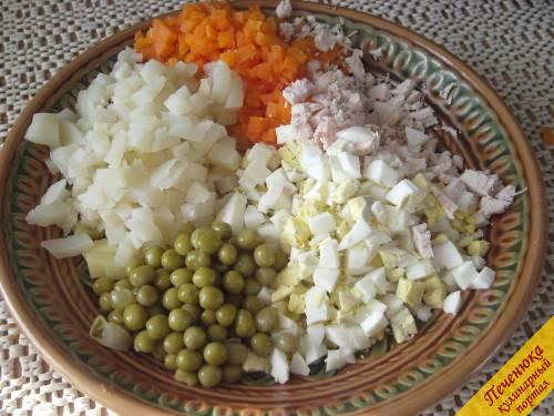 5) Вареные овощи почистим и мелко порежем. Добавим к ним нарезанные яйца и маринованные огурцы. Все ингредиенты перемешаем, добавим зеленый горошек, соль, перец и заправим салат майонезом.
