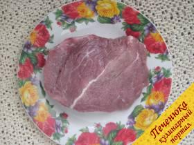 1) Мясо говядины вымыть, отделить от него пленки и сухожилия, дать воде стечь.