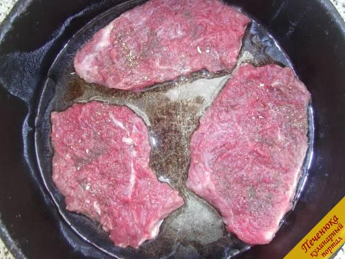5) Выложить мясо на разогретую сковороду, поджарить говядину с двух сторон. Вилкой или ножом проверить готовность мяса: если выделяется розовый сок, значит мясо еще не готово. Если сок прозрачный, значит процесс жарки окончен. Старое и жесткое мясо может понадобиться жарить дольше на маленьком огне под закрытой крышкой.