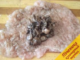 4) В середину отбитого кусочка мяса положим примерно 1 чайную ложку с верхом начинки из грибов.  