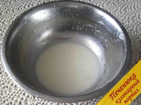1) В миску налить молоко.