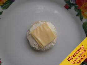 3) Следующим слоем выложим сыр. Я взяла тонко нарезанный сыр «Гауда». Он мягкий, пластичный, имеет тонкий нежный вкус.