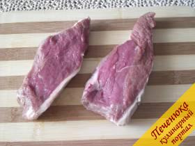1) Мясо говядины разрежем на кусочки, примерно, 1,5 см толщиною.