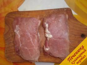 1) Для стейка нужно взять хороший кусок свинины и разрезать его на порционные кусочки толщиною 1,5-2 см.