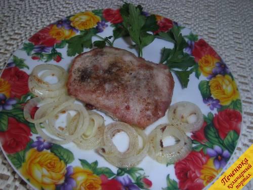 8) Свинина неплохо сочетается с жареным луком, поэтому, если вы не принадлежите к его противникам, добавить к стейку жареный лук будет весьма кстати.
