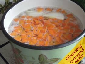 3) Почистить и нарезать морковку и лук. Все овощи поместить в кастрюлю, поставить на огонь и посолить.