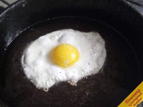 4) Яйцо разбиваем  и выливаем на разогретую сковороду, солим. Надо стараться, чтобы желток не разлился широко по сковороде и остался целым. Тогда получится яичница-глазунья. Если желток все же разольется, можно размешать белок и желток прямо на сковороде – получится яичница взболтушка. Но если вы планируете жарить именно яичницу-взболтушку, то тогда яйца лучше всего предварительно размешать в мисочке перед приготовлением.