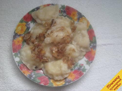 10) Вареники с начинкой из картофеля я люблю есть со сметаною или же со шкварками вместе с жареным луком.