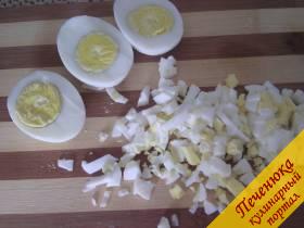 1) Вареные яйца измельчить, посолить, добавить зеленый лук. Массу размешать с майонезом. Это будет основа самых различных начинок для тарталеток.