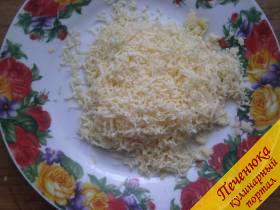 4) Сыр натру на мелкой терке и выложу на лаваш.