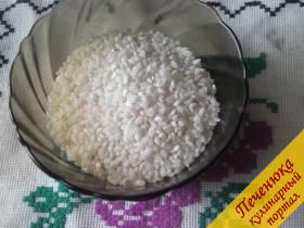 2) Примерно через полчаса добавим в бульон рис. Предварительно рис нужно тщательно промыть в нескольких водах.