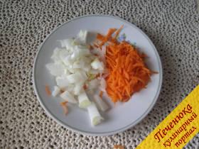 3) Пока варится рис, приготовим пассеровку. Лук и морковь почистим, измельчим, и поджарим на растительном масле до золотистого цвета.