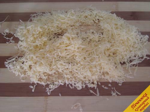 8) Твердый сыр натираю на мелкой терке.
