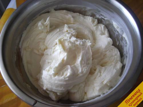 5) Для торта готовим сливочный крем из сгущенки и масла. Масло взбиваем вместе со сгущенным молоком, добавляем ванильный сахар и ароматическую эссенцию. Крем готов.