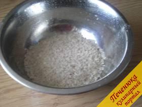 3) Рис промою в нескольких водах и добавлю в кастрюлю.