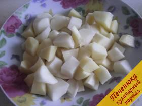 2) Пока варится бульон, начищу картошку. Добавлю картошку в бульон, посолю.