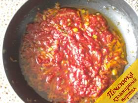 4) Сделаю прижарку из лука, моркови и томатной пасты. Добавлю в бульон. Поварю суп до готовности всех ингредиентов.