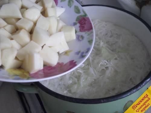 4) Добавим картофель в кастрюлю.