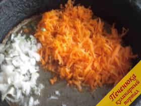 4) Морковь и лук пассеруем на растительном масле и добавляем в рассольник. В конце пробуем суп, добавляем зелень, приправы, при необходимости досаливаем.