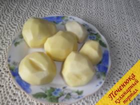 2) Перловую крупу отварю отдельно до готовности. Картофель почищу.