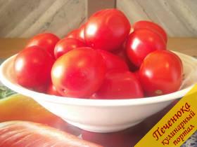 1) Помидоры – это одна из самых ценных овощных культур. В плодах томатов содержится витамин С, бета-каротин, яблочная, лимонная кислоты, минеральные вещества. Для консервации нам понадобятся спелые неповрежденные плоды.